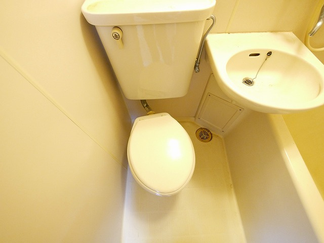 泉都ハイツのトイレ|ゆったりとした空間のトイレです