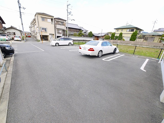 サニーコートＢ棟（石上町）の駐車場|駐車場があります