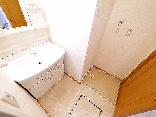 サニーコートＢ棟（石上町）の洗面所|ゆったりとスペースのある洗面所