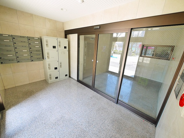 シャトー　デュ　ボヌールのエントランス|ゆとりのあるエントランスです