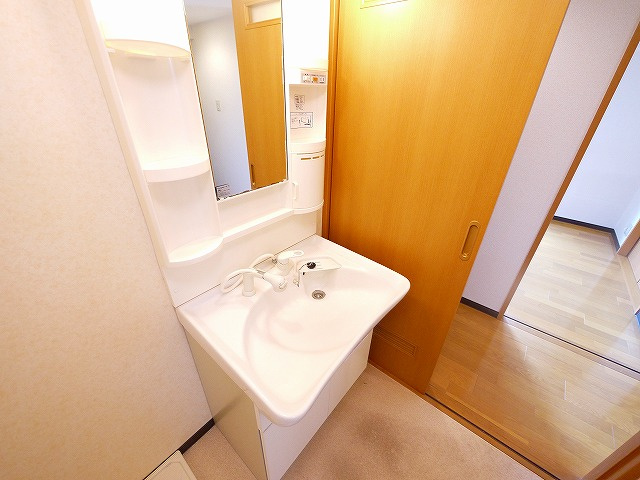 シャトー　デュ　ボヌールの独立洗面台|独立洗面台、小物を置くことができて便利です