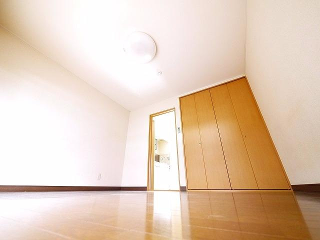 エナジー平尾の寝室|明るい洋室です