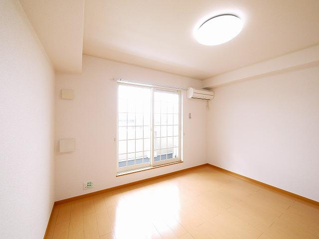 プロムナードⅡの居間・リビング|窓が大きく明るいお部屋です