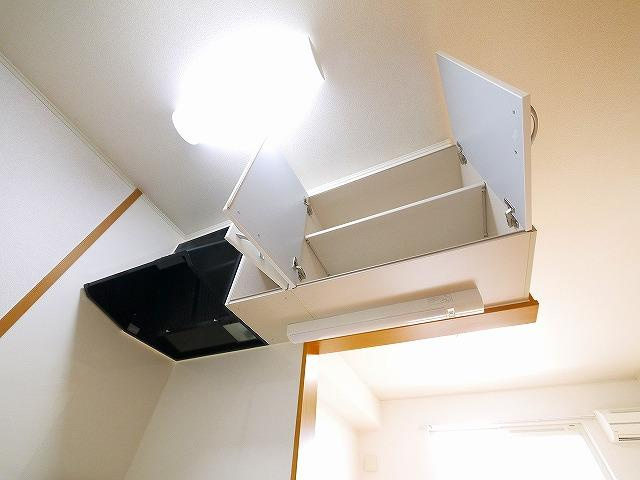 プロムナードⅡのキッチン|キッチン上部には吊戸棚と換気扇がついています