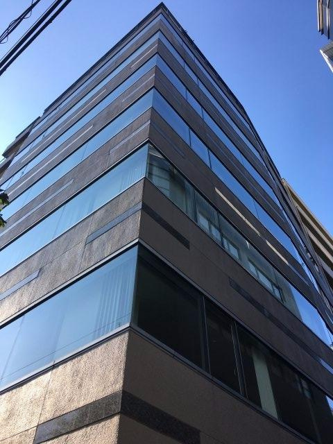 ツバメグロースビルの外観