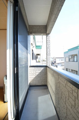 【バルコニー】 | ロアール北美 | 外からの目が気にならないバルコニーで洗濯物が干せます