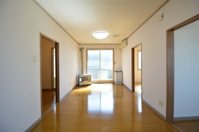 【居間・リビング】 | ロアール北美 | こちらの居間で趣味の時間をお楽しみください