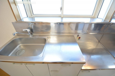 【キッチン】 | ロアール北美 | きれいなキッチンです。窓付き。