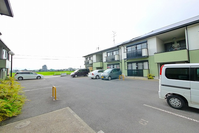 グリーンハウス山ノ口Bの駐車場|駐車場があるので、車を買う予定の方も安心です