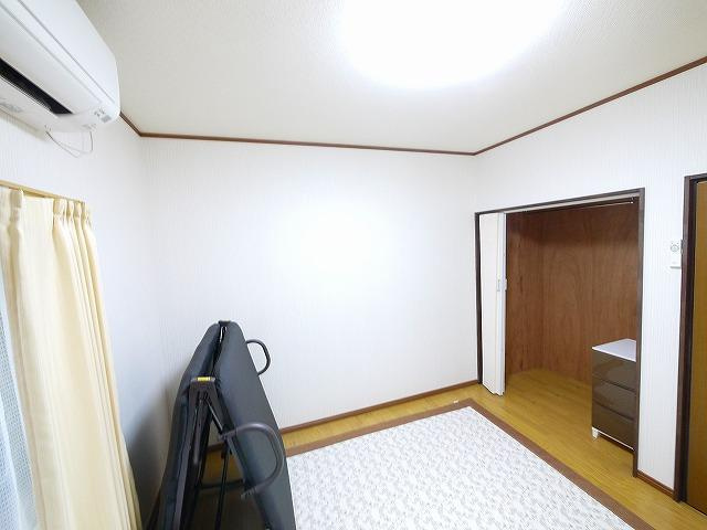 若草ビレッジの洋室