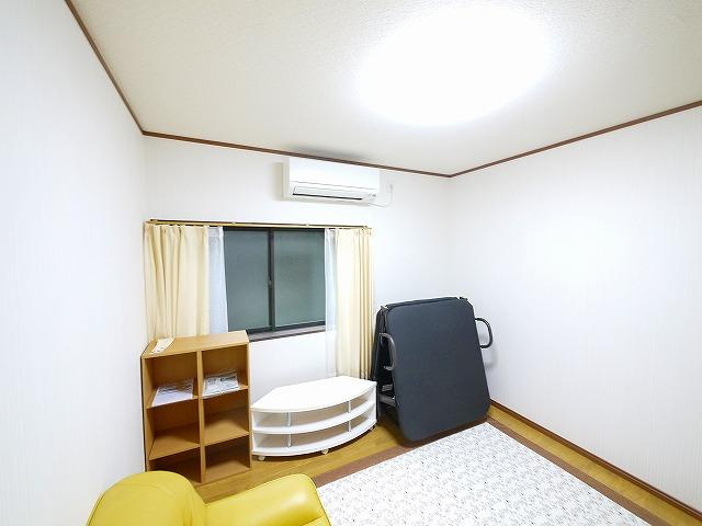 若草ビレッジの洋室