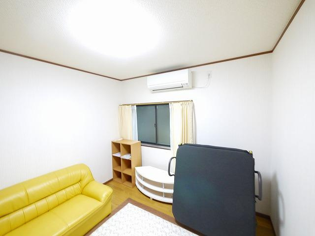 若草ビレッジの洋室