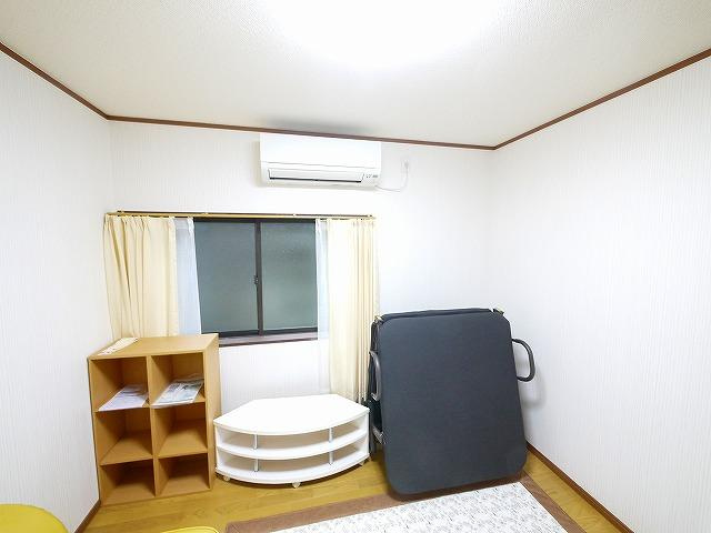 若草ビレッジの洋室
