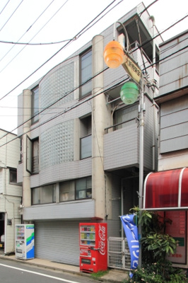 【外観】 | サンハイツ山本 | 商店街に立地するタイル貼りの外観のマンションです。