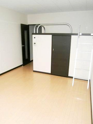 【居間・リビング】 | コスモⅡ | ベッドがあるので洋室を広く利用できます。