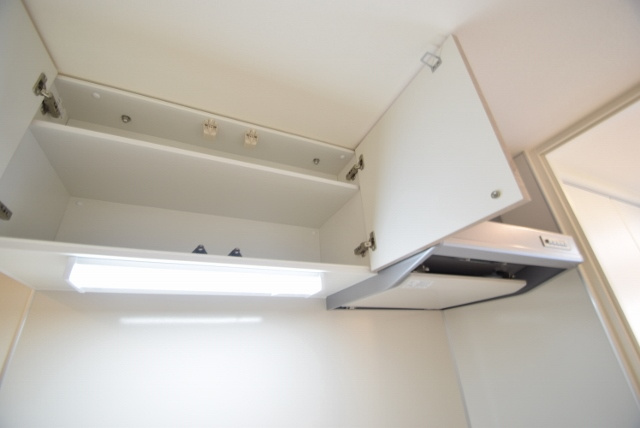 ドゥーエ西船橋のキッチン|上部に棚あります