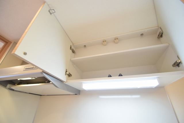 ドゥーエ西船橋のキッチン|キッチン上部に棚あります