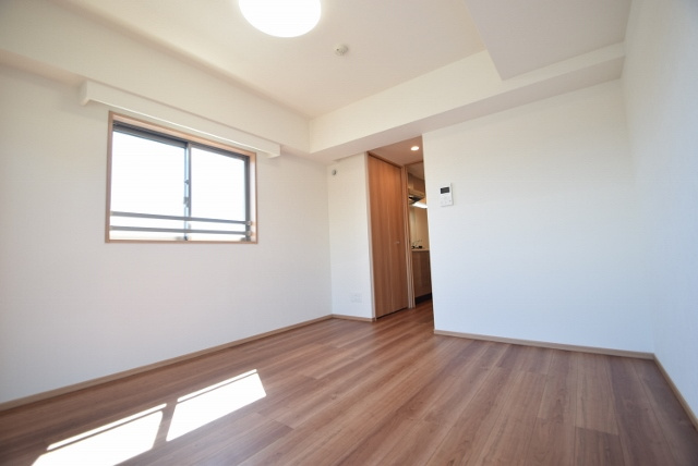 ドゥーエ西船橋の居間・リビング|宅配ボックスあり（横の窓は部屋によります）