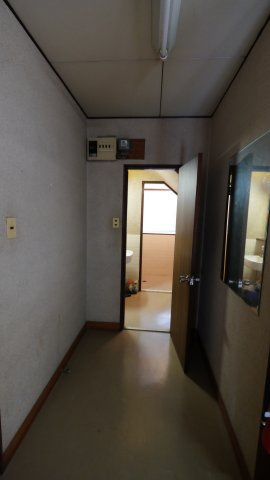 山岡ビルのその他共用部分|廊下よりトイレ方向