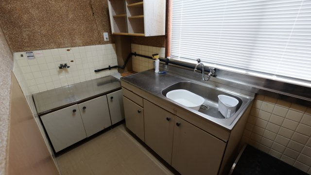 山岡ビルのキッチン|給湯室あります。お客様で清掃管理お願いいたします。