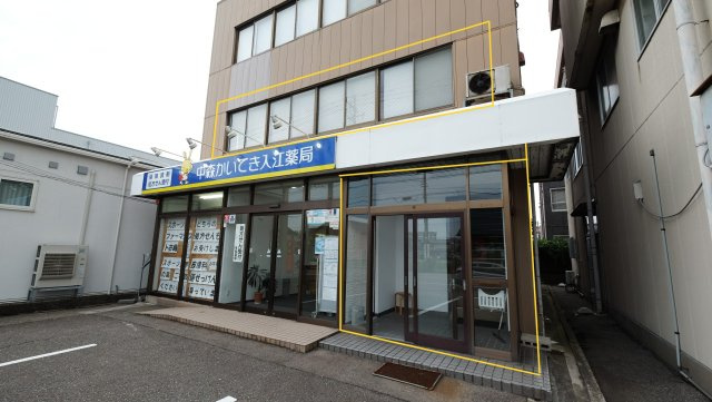 山岡ビルの玄関|建物右のドアから二階へ