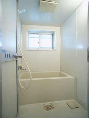 【浴室】 | グリーンハイツヒロミ | 換気できる窓がついています。