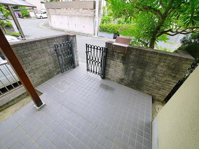 白庭台１丁目貸家のエントランス