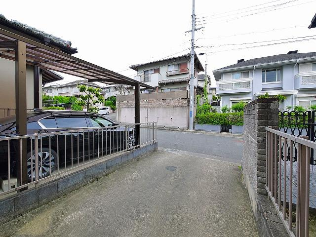 白庭台１丁目貸家の駐車場