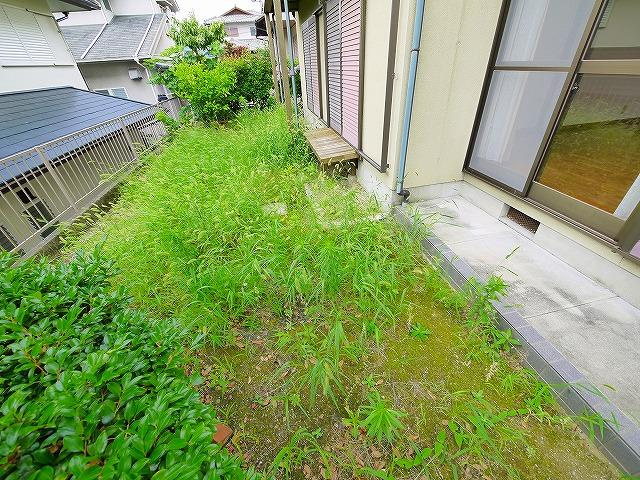 白庭台１丁目貸家の庭