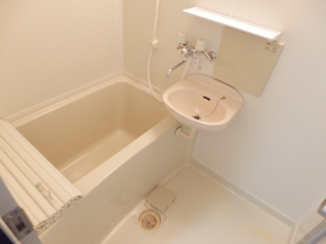 山形市六日町の１Kの浴室