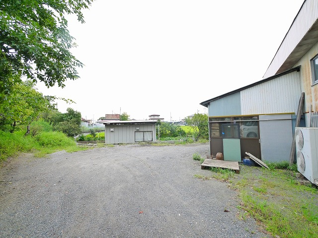 大西倉庫・事務所の駐車場