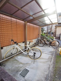 【その他共用部分】 | エントランス横に屋根付き駐輪場とゴミ置場があります