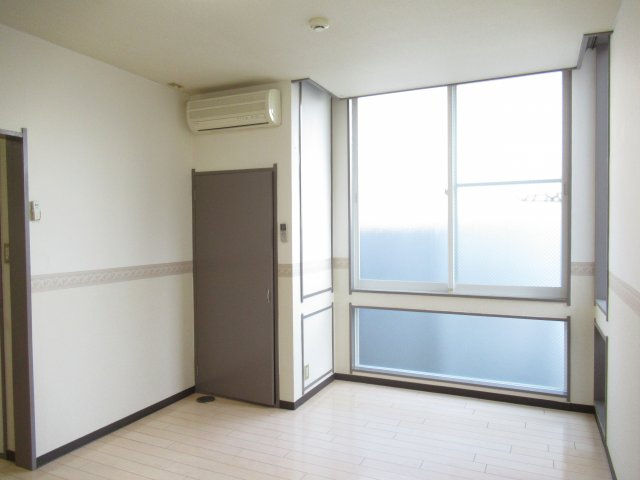 レジデンス大手町の洋室