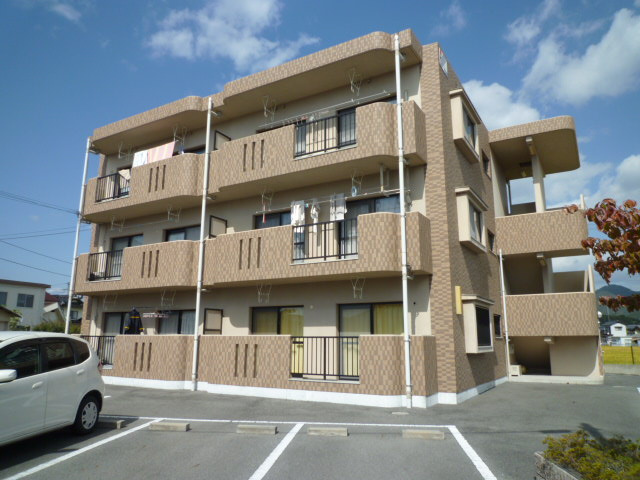 総社市福井の賃貸マンションの外観