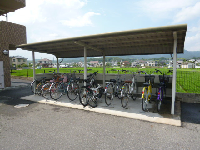 総社市福井の賃貸マンションのその他共用部分|自転車置き場