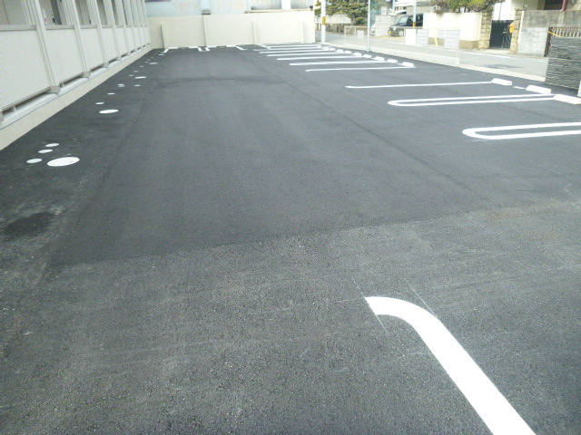 THE RESIDENCE姫路神屋町の駐車場