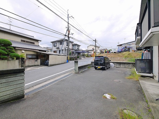 ハピネスハイツ（秋篠町）の駐車場