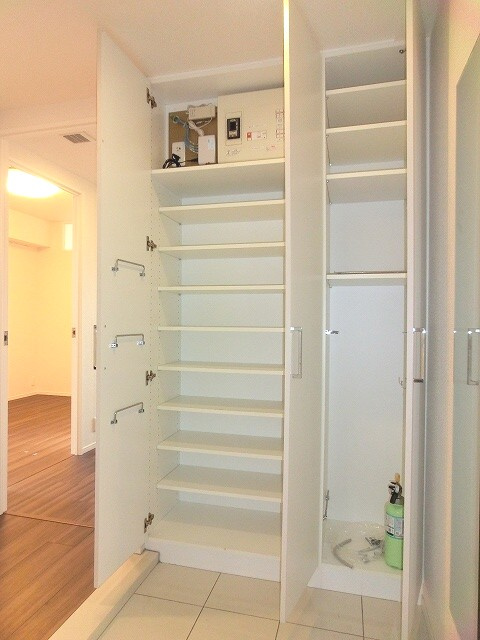 ParkAxis新御徒町Eastの玄関|収納豊富なトールタイプのシューズＢＯＸ