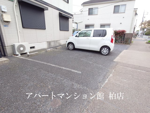 ハイム寿々の駐車場