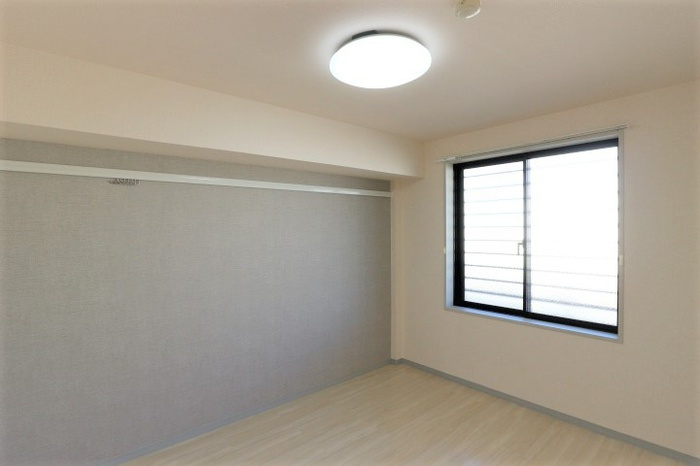 ローズ・ウッドの洋室