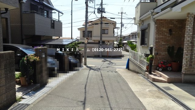 箕面市新稲１丁目　中古戸建の前面道路含む現地写真