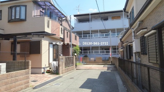 箕面市新稲１丁目　中古戸建の前面道路含む現地写真