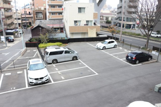 【駐車場】 | 平面駐車場はハイルーフの車でも安心です。