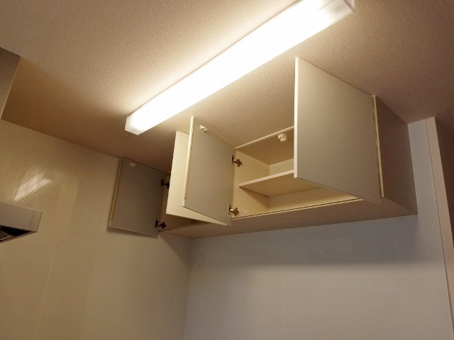 アルコバレーノのキッチン|上部に棚あります