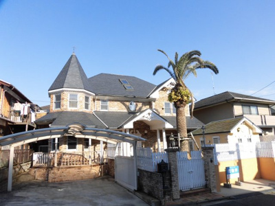 【外観】 | 大津市仰木の里東5丁目3-20 洋風一戸建て | 建物外観、駐車スペースはゆったり、椰子の木が象徴的です