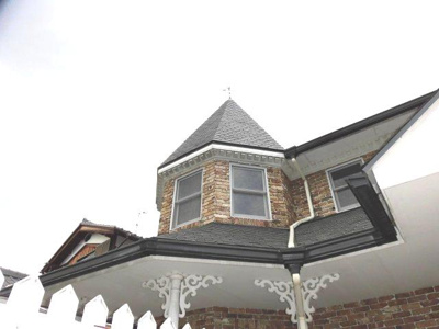 【外観】 | 大津市仰木の里東5丁目3-20 洋風一戸建て | 屋根と五角形部分、屋根材はドイツ玄昌石で、雨で濡れても素敵です。