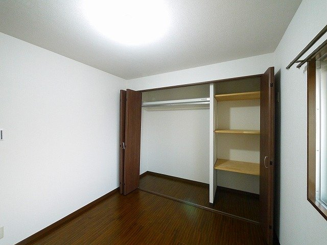 ハイツ108の洋室|落ち着いた色調の洋室です