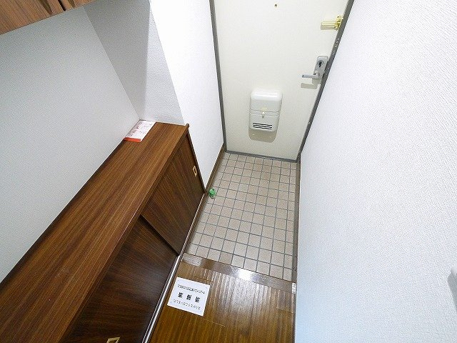 ハイツ108の玄関|収納もある玄関です