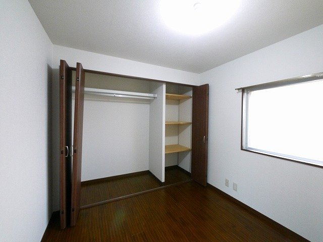 ハイツ108の洋室|落ち着いた色調の洋室です