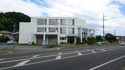 【外観】 | 大津市雄琴2丁目1-33 店舗事務所 国道１６１号線沿 | 建物外観、写真手前は国道161号線、主要道路に面し、交通利便性は高いです。